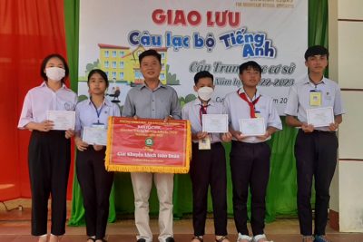 Thầy và trò  tham gia cuộc thi giao lưu tiếng anh